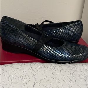 Munro black snake skin leather molded soles 8.5 AAA